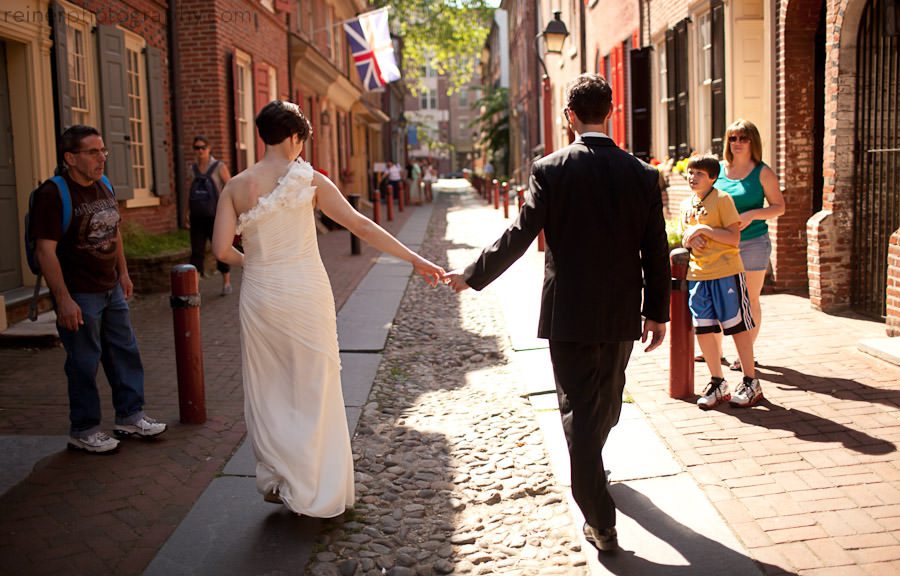 wedding couple at elfreth's alley philadelphia
