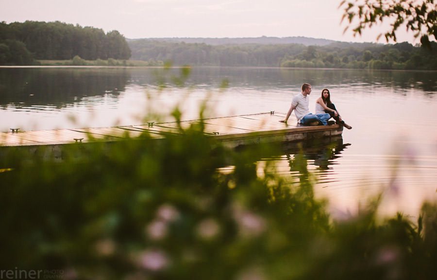 Engagement session pictures on a lake near Philadelphia